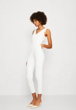 Wal G Toby V Neck - Jumpsuit - White -Wal G Verkoopwinkel a4c30986c2224b7eb7dbbe84f4ff5b5d scaled