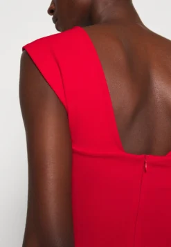 Delila Strap Midi - Etui-Jurk - Red 15 Delila Strap Midi - Etui-Jurk - Red -Wal G Verkoopwinkel a57a19a704c24c05abd1cea620158a56 scaled