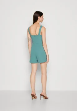 Wal G Cleo V Neck Playlist - Jumpsuit - Sage Green -Wal G Verkoopwinkel a9648f5a174e4d4cad232493a5f4caf2 scaled