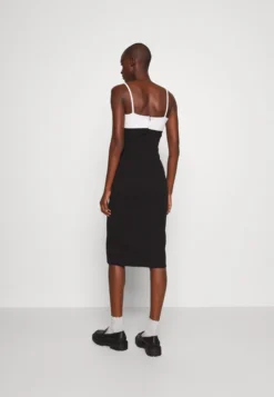 Janya - Jurk - Black/White 9 Janya - Jurk - Black/White -Wal G Verkoopwinkel b18f8505d47d4be5908f17c8707f8e95 scaled