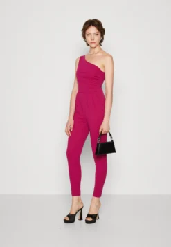 Wal G Rosalita One Shoulder - Jumpsuit - Raspberry -Wal G Verkoopwinkel b3270d01d1814f119d8f04e4ce488c28 scaled