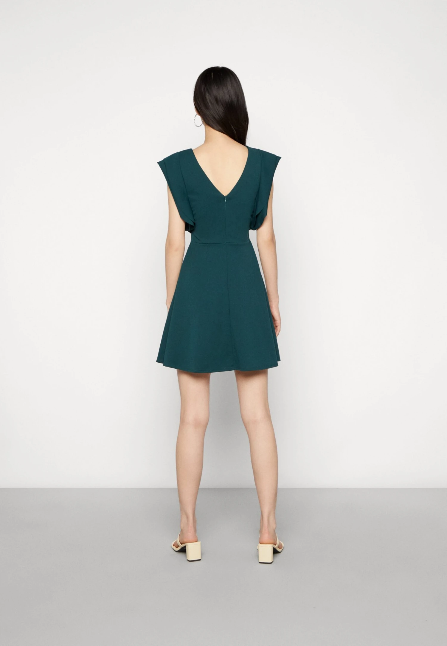 Wal G Lucia V Neck Frill Sleeve Skater Dress - Cocktailjurk - Forest Green 3 Wal G Lucia V Neck Frill Sleeve Skater Dress - Cocktailjurk - Forest Green - Afbeelding 3