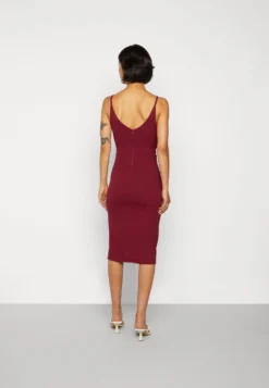 Wal G Strappy Square Neck Midi Dress - Etui-Jurk - Berry Wine -Wal G Verkoopwinkel b6adb423dc974c8d945a32f26ab2c42f scaled