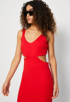 Wal G Brodie Cut Out Midi - Jerseyjurk - Red 9 Wal G Brodie Cut Out Midi - Jerseyjurk - Red -Wal G Verkoopwinkel b71c84edc5644468abf2751f97ff3400 scaled