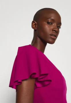 Tatiana Ruffle Sleeve Midi - Cocktailjurk - Raspberry -Wal G Verkoopwinkel b7d3a28454234d0b99470c54b1befea5 scaled