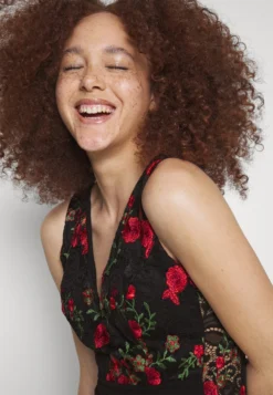 Wal G Embroidered Lace Maxi - Cocktailjurk - Black/Red 9 Wal G Embroidered Lace Maxi - Cocktailjurk - Black/Red -Wal G Verkoopwinkel b86f3a8e294d40f5b793d48a672ba89c scaled