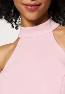 Cheryl Halter Neck Skater Dress - Cocktailjurk - Blush Pink -Wal G Verkoopwinkel b9d8fc04665a40a69552ac12ac819802 scaled