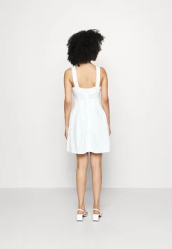 EmbroideredSkater - Jurk - White Floral -Wal G Verkoopwinkel bc0c36a1785149bd8f64011b57917ebb scaled