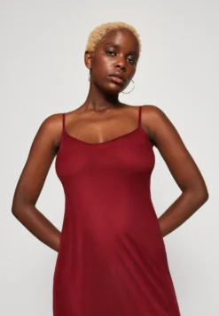 Wal G Sandy - Maxi-Jurk - Plum -Wal G Verkoopwinkel be7e22ad3cb645418b10a5978a6f3f2f scaled