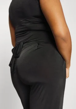 Brady V Neck- Jumpsuit - Black -Wal G Verkoopwinkel beecb5052aaf42caba7e342b53bcccf6 scaled