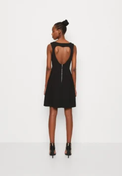 Wal G Valentines Holly Heart Cut Out Skater - Cocktailjurk - Black -Wal G Verkoopwinkel c0e17ae494c84fe7ab576dbdaaf62598 scaled