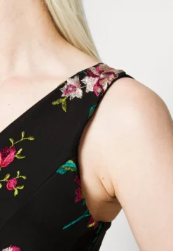 Embroidered V Neck Rose Midi - Jurk - Black Floral -Wal G Verkoopwinkel d3b25861738c46a2b29afc90ea1e6d7d scaled