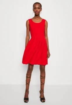 Wal G Valentines Holly Heart Cut Out Skater - Cocktailjurk - Red -Wal G Verkoopwinkel dce0abc833464e8b9219b5dd50f2907f scaled