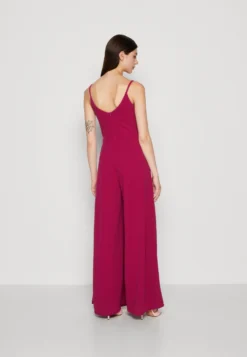 Wal G Charlie Buckle - Jumpsuit - Raspberry -Wal G Verkoopwinkel df6f4cf096704308a06f995d9493431e scaled