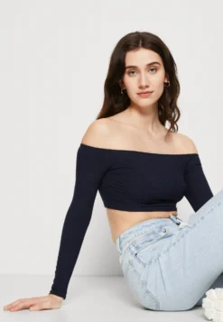 Wal G Hollie Off Shoulder Crop - Longsleeve - Navy -Wal G Verkoopwinkel e04edce4b37e427192da6a2b0589f6d6 scaled