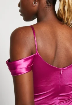 Wal G Colly Off Shoulder Dress - Cocktailjurk - Magenta -Wal G Verkoopwinkel e3f21c4d29684b5285fe111834c7bb83 scaled