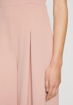 Wal G Nancy Off Shoulder - Jumpsuit - Blush Pink -Wal G Verkoopwinkel e590ff1fd846478595fd9b7981dbdbc1 scaled