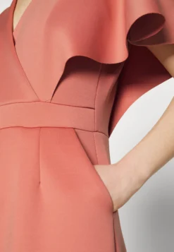 Wedding Petite Betty Wrap Jumpsuit - Jumpsuit - Rosa -Wal G Verkoopwinkel e9f4e2abb6fb4dae8bc7dd6210ac6444 scaled