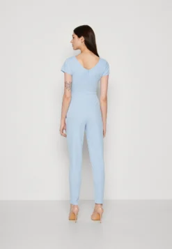 Wal G Archy Bow - Jumpsuit - Sky Blue -Wal G Verkoopwinkel ea8d9fa6e3714312bbcae214fa4082dc scaled