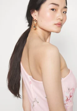 Wedding Gigi One Shoulder Print Maxi - Galajurk - Peach Print 9 Wedding Gigi One Shoulder Print Maxi - Galajurk - Peach Print -Wal G Verkoopwinkel ebfd879230ea41a6abcc0a87353ed520 scaled