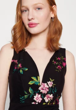 Wal G Embroidered V Neck Rose Midi - Cocktailjurk - Black Floral -Wal G Verkoopwinkel eca3eb6044384bd695f4a624a7362f06 scaled