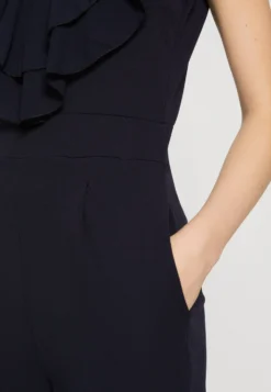 Wal G Priya Ruffle - Jumpsuit - Navy Blue 11 Wal G Priya Ruffle - Jumpsuit - Navy Blue -Wal G Verkoopwinkel f30448b24a8744788efca2a904bb162a scaled