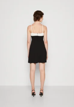 Wal G Janya Contrast Skater - Jerseyjurk - Black/White 8 Wal G Janya Contrast Skater - Jerseyjurk - Black/White -Wal G Verkoopwinkel f4a571b5540744f09c7ddc9687972f61 scaled