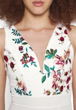 Wal G Embroidered V Neck Rose Midi - Cocktailjurk - White -Wal G Verkoopwinkel f9e7d5bc98414ff5a4973f0f8842726a scaled