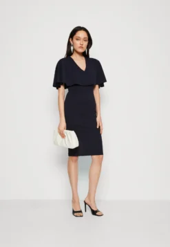 Wal G Ronny Cape Midi - Jerseyjurk - Navy Blue -Wal G Verkoopwinkel fb5db087e9264a51aeddfdc55a0d4151 scaled