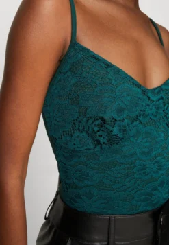 Wal G Benny Bodysuit - T-Shirt Print - Forest Green 11 Wal G Benny Bodysuit - T-Shirt Print - Forest Green -Wal G Verkoopwinkel fdc6fb79180f4de7abb21d028bfc4a27 scaled