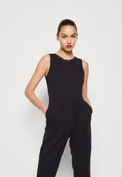 Wal G Dayna Straight Leg - Jumpsuit - Navy Blue -Wal G Verkoopwinkel fdf77f1a5981453b95bf3b67d0d0d18c scaled